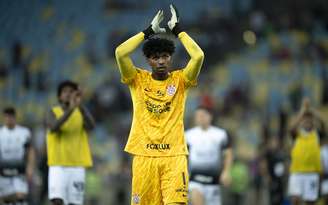 Hugo Souza, goleiro do Corinthians, agradece torcida após partida contra o Fluminense, no Maracanã pelo Campeonato Brasileiro A 2024.