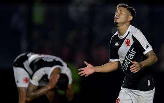 Adson, jogador do Vasco, lamenta durante partida contra o Bragantino, em São Januário pelo Campeonato Brasileiro A 2024.