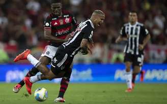 Evertton Araújo divide bola com Deyverson em Flamengo x Atlético-MG 