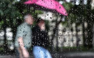 Na foto, pedestres enfrentando chuva na região da Avenida Paulista.