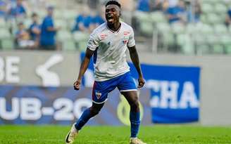 Michael Quarcoo, com a camisa do Leão. 