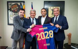 Raphinha ao lado de Laporta e Deco 