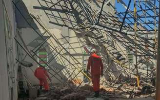 Estrutura metálica e o telhado da igreja, que passava por reforma, desmoronaram