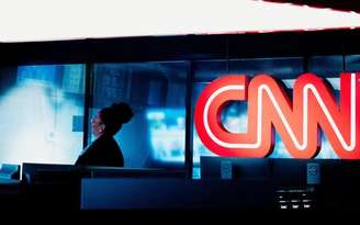 Basília Rodrigues em foto com aspecto artístico na redação da TV: "Guardei, esperei, porque o dia certo chegaria"