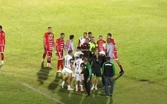 União São João e Noroeste ficaram sem jogar por 48 minutos até decisão da arbitragem