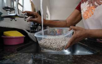 Deixar o feijão de molho do jeito certo reduz gases e melhora a digestão. /