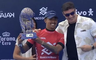 Samuel Pupo posa com o troféu de Saquarema