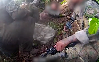 Vídeo mostra policiais socorrendo colega baleado em operação no RJ