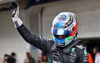 Fã declarado de Senna, Antonelli deixa seu capacete com a família do ídolo.