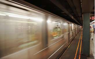 Turista brasileira receberá quase R$ 440 milhões de indenização após perder braço e perna em acidente no metrô de NY