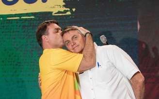 Imagem compartilhada por Flávio para anunciar a candidatura é de um abraço com o pai, Jair Bolsonaro