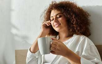 Conheça os reais benefícios dessa bebida matinal para a saúde. /