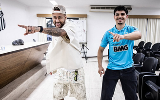 Neymar refez dancinha com o torcedor Matheus Souto, que enfrentou um câncer na infância