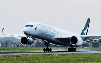 Passageiro é preso após tentar abrir porta de avião em pleno voo