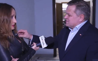 Senador tenta desligar microfone de repórter durante entrevista e gera polêmica