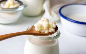 É uma bebida rica em probióticos que ajuda a equilibrar a microbiota e fortalecer o corpo. /