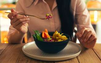 Uma salada diferente, nutritiva e reconfortante para os dias que antecedem o Natal — ideal para comer bem. /