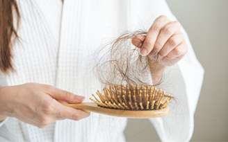 Hormônios, ferro baixo e até a saúde do fígado podem estar por trás do problema. /