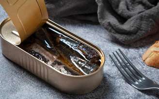 Apesar de serem o mesmo peixe, a forma de preparo muda — e muito — o teor de cálcio que chega ao seu prato. /