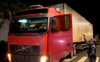 Caminhoneiros é mantido refém após roubo de carga em São Paulo.