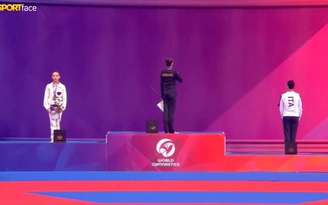 Momento em que a russa Sofia Ilteriakova protestou durante a execução do hino da Ucrânia em pódio da Copa do Mundo de ginástica rítmica