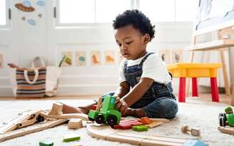 A ausência de apoio pode influenciar o comportamento de um adulto. /