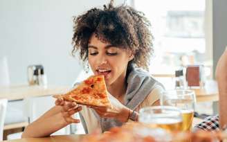 Descubra quais hábitos comuns do dia a dia podem favorecer a gordura no fígado. /