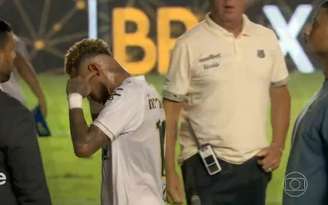 Gesto de Neymar causou polêmica, mas ele disse estar apenas coçando o ouvido.