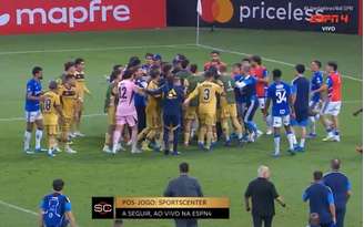 Jogadores de Cruzeiro e Boca em confusão