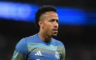 Militão no aquecimento para jogo do Real Madrid