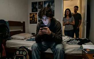 Segundo estudo, pessoas que utilizam o celular nos primeiros 15 minutos após acordar apresentam níveis mais elevados de ansiedade e dificuldade de concentração
(Imagem: SaúdeLab)