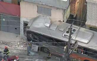 Ônibus colidiu com imóvel na zona oeste de São Paulo.