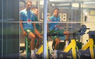 Danilo e Neymar fazem treinos leves na bicicleta –