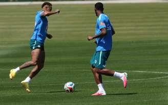 Neymar faz primeiro treino completo com a seleção brasileira.