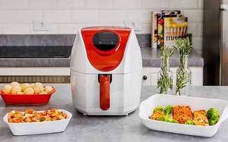 Cada vez mais presentes nas cozinhas, as air fryers conquistaram popularidade pela praticidade. O preparo com pouco ou nenhum óleo atrai quem busca refeições mais rápidas e leves no dia a dia.