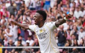 MADRID, SPAIN - SEPTEMBER 27: Vinicius Junior of Real Madrid celebrates his teams first goal scored by Kylian Mbappe (not pictured) during the LaLiga EA Sports match between Atletico de Madrid and Real Madrid CF at Riyadh Air Metropolitano on September 27, 2025 in Madrid, Spain. (Photo by Angel Martinez/Getty Images)