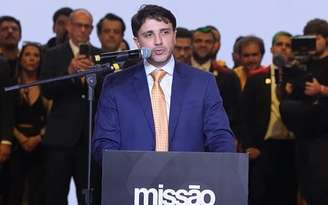 Renan Santos discursa em ato de lançamento de campanha.
