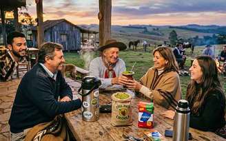 O chimarrão é muito mais do que uma bebida: é um símbolo cultural do sul do Brasil e de países vizinhos, preparado com erva-mate e água quente. Compartilhar a cuia representa hospitalidade, amizade e respeito, fortalecendo laços entre as pessoas. Conheça a seguir algumas curiosidades sobre essa tradição que atravessa gerações.