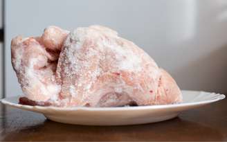 Quanto tempo dura o frango congelado no freezer? / Canva