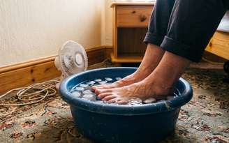 Mergulhar os pés em água fria antes de dormir / SaúdeLab