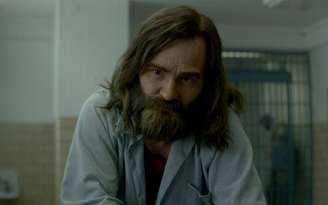 Damon Herriman como Charles Manson na segunda temporada de 'Mindhunter'