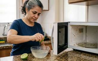 Truque da água com limão para ajudar a limpar o micro-ondas e eliminar o mau cheiro
