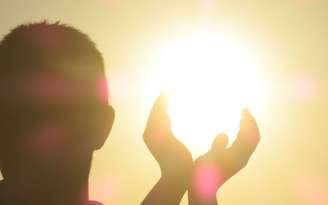 Tomar sol e glicose alta / Canva