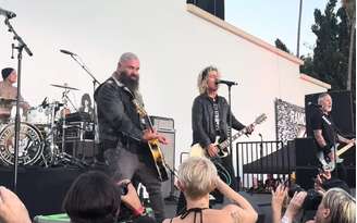 Membros do Green Day, blink-182 e Rancid se unem a CJ Ramone para comemorar os 50 anos do disco de estreia dos Ramones