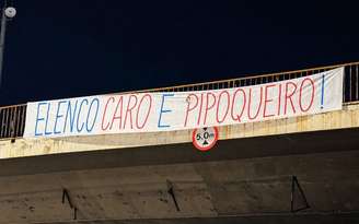 Faixa de torcedores do Cruzeiro estampada em Belo Horizonte, Minas Gerais, com críticas ao elenco do clube após eliminação na Copa do Brasil - 