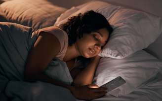 Ficar no celular antes de dormir faz mal? / Canva