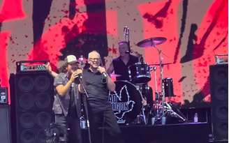 Eddie Vedder canta clássico do Punk Rock ao lado do Bad Religion - assista