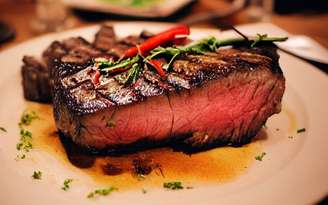 É perigoso comer carne mal passada