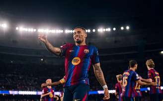 Gabriel Jesus comemorando um gol pelo Barcelona 