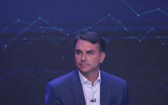 O candidato Flávio Bolsonaro durante debate da Band realizado em parceria com o Estadão no domingo, 18